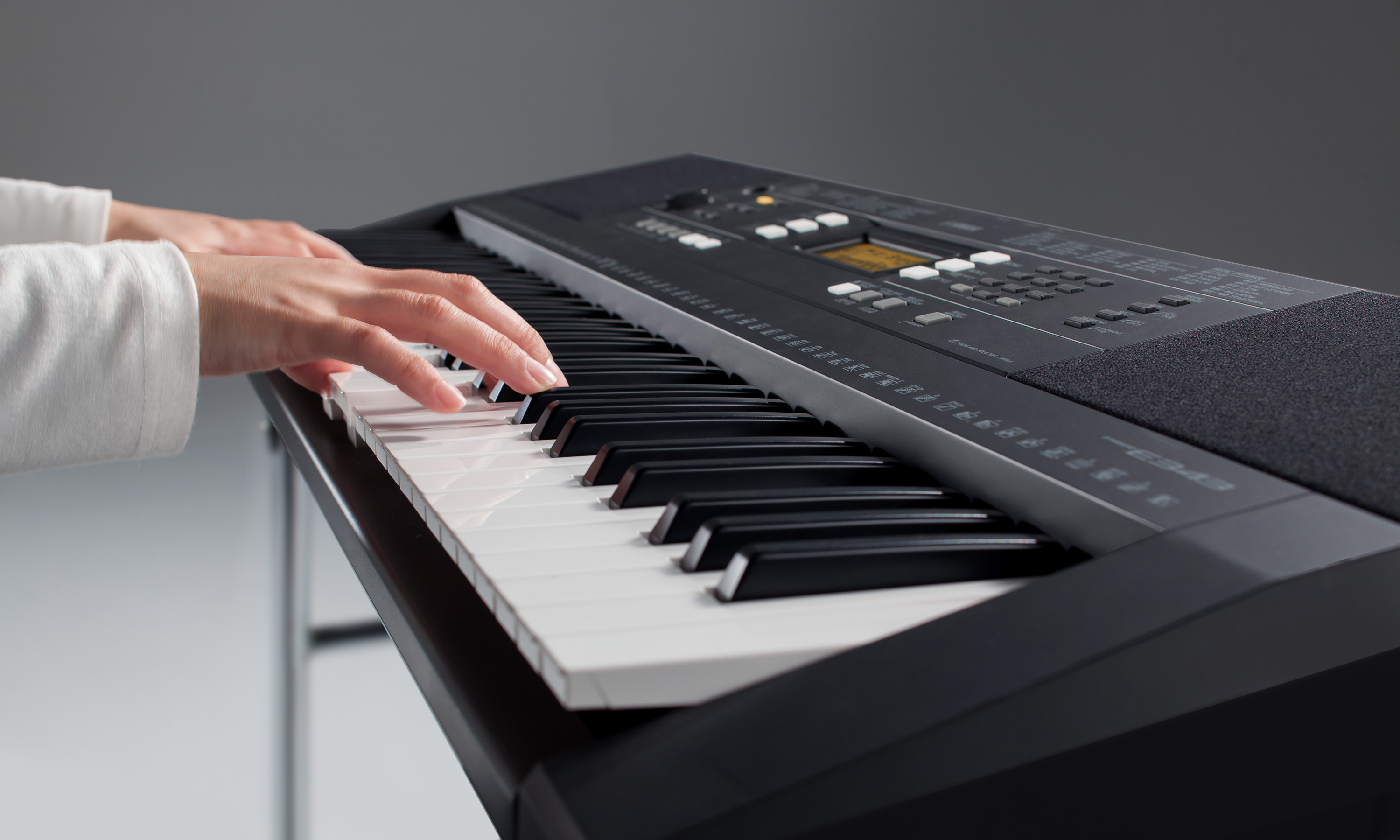 Синтезатор фото. Синтезатор Yamaha PSR-e243. Синтезатор Ямаха PSR e343. Игра на синтезаторе Yamaha PSR-e453. Yamaha PSR-e343 Ноты.